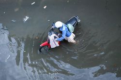 'Mưa hôm qua, sáng nay nước vẫn ngập tới đùi'