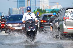 Đường phố vẫn ngập nước sau trận mưa đêm qua