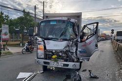 Tin tức tai nạn giao thông mới nhất hôm nay 7/8: Tông đuôi xe tải dừng chờ đèn đỏ, tài xế kẹt cứng trong cabin