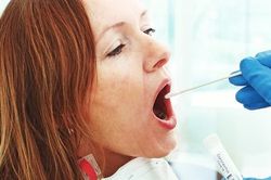 Lượng virus của người mắc Covid-19 không và có triệu chứng ngang nhau