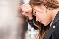 Ngày sinh nhật, tôi lặng người đau điếng nhìn túi quần áo chồng mang về