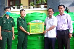Tặng 140 bồn chứa nước cho BĐBP An Giang phòng, chống dịch Covid-19