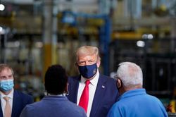 Trump tái áp dụng thuế lên thép Canada, Ottawa hứa đáp trả