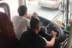Bị tước bằng 2 tháng khi vừa lái xe vừa ăn mì tôm