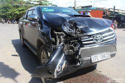 Xe bán tải nát đầu sau khi va chạm đuôi xe quay đầu trên Quốc lộ 7