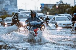 Kinh nghiệm 'sống còn' khi đi xe gặp trời mưa, đường ngập nước ai cũng cần biết