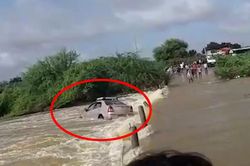 2 người thoát chết trong gang tấc khi ôtô bị nước lũ cuốn trôi