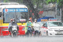 Hà Nội - nhịp sống trong mưa