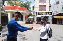 Thí sinh làm thủ tục thi tốt nghiệp THPT 2020 tại Hà Nội