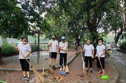 Phụ nữ Hoàng Mai ra quân tổng vệ sinh môi trường, xóa quảng cáo rao vặt