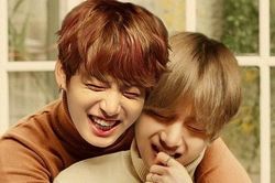Jungkook và V BTS phản ứng cực ngố khi bị 'anh cả' réo tên