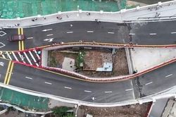 Ngôi nhà nằm giữa, tách cây cầu làm đôi ở Trung Quốc
