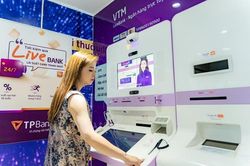 Giới trẻ hào hứng trải nghiệm ngân hàng tự động bằng nhận diện khuôn mặt