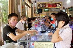 Vàng quay đầu giảm giá, người dân TP.Vinh vẫn đổ xô đi giao dịch