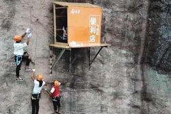 'Độc nhất vô nhị': Cửa hàng trên vách đá bán nước cho du khách leo lên núi