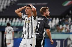 Ronaldo lập cú đúp, Juventus vẫn cay đắng chia tay Champions League