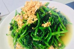 Mẹo xào rau muống xanh mướt mắt mà không phải mất công chần rau hút nghìn like