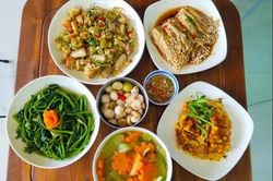 Mới khoe 6 mâm cơm đầy ắp món ngon, chàng sinh viên đã khiến bao người xin làm 'phụ bếp'