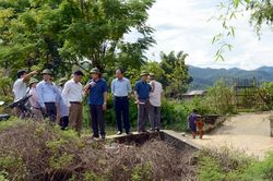 Khơi thông kênh mương cứu lúa ngập úng ở Noong Luống