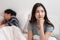 Chồng ngủ quay lưng, tình phai nhạt?