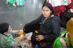 Hàng trăm du khách nằm la liệt ở sân bay Manila sau lệnh phong tỏa