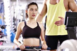 Đụng chạm cơ thể và những quy tắc trong phòng gym