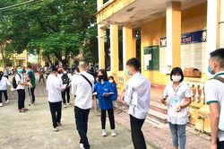 Huyện Mê Linh: Hàng trăm tình nguyện viên 'đội nắng' hỗ trợ thí sinh thi tốt nghiệp THPT