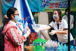 Lập gian hàng 0 đồng hỗ trợ thí sinh thi tốt nghiệp THPT