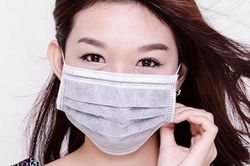 5 sai lầm nghiêm trọng khi đeo khẩu trang trong mùa dịch