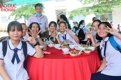 Bữa trưa nóng hổi cho thí sinh vùng sâu