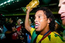 Cựu tuyển thủ Brazil Ronaldinho được 'trả tự do'