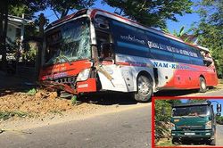 Đánh lái sang vệ đường, tài xế xe khách khiến 19 hành khách trên xe 'hú vía'