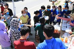 'Bữa cơm nghĩa tình' cho thí sinh vùng biên Nghệ An