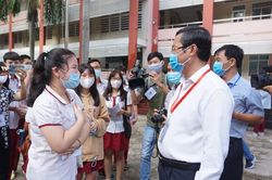 Thí sinh TP Hồ Chí Minh hồi hộp trong ngày thi đầu tiên với môn ngữ Văn