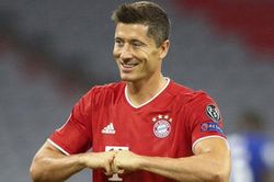 Sau màn 'tàn sát' Chelsea, Lewandowski áp sát kỷ lục của Ronaldo