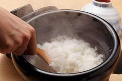Nấu cơm muốn dẻo thơm đừng chỉ thêm nước, chớ quên cho 2 thứ này