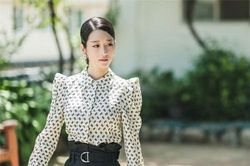 Diện đồ hiệu suốt từ đầu phim nhưng riêng lần này Seo Ye Ji bị chê 'không phù hợp'