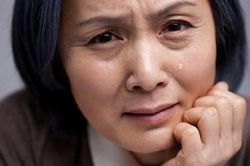 Đưa bạn gái mới về ra mắt, mẹ tôi nhìn chằm chằm cô ấy rồi bỗng dưng bật khóc nức nở