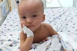 Hai bé Trúc Nhi - Diệu Nhi đã tự ngồi dậy và biết chơi đùa