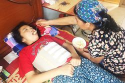 Không thể đi lại sau phẫu thuật cột sống, thí sinh Hà Nội bỏ lỡ kỳ thi THPT