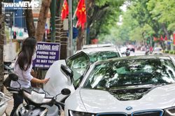 Ngắm dàn xe hơi tiền tỷ đưa cậu ấm cô chiêu đi thi tốt nghiệp THPT