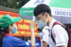 Hình ảnh gần 75.000 thí sinh TP. HCM bước vào ngày thi tốt nghiệp THPT đầu tiên