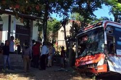 Xe khách lật nghiêng sau va chạm với xe tải ở Quảng Bình