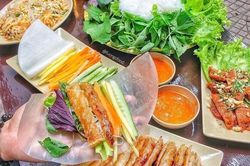 Loạt món cuốn nhẹ bụng cho ngày mát trời