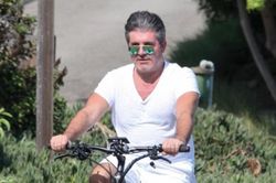 Simon Cowell gãy ba đốt sống sau tai nạn xe đạp