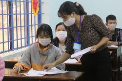 In thiếu đề thi, học sinh Quảng Ninh ngồi chờ gần một giờ