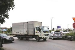 Lộn xộn giao thông đầu cầu Giẽ