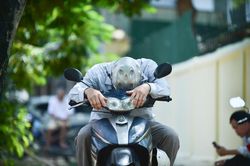 Hà Nội: Phụ huynh mong ngóng, ngủ gật trong lúc chờ thí sinh làm bài
