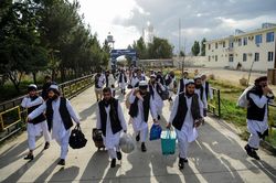 Afghanistan thả 400 tù nhân Taliban để khởi động hòa đàm