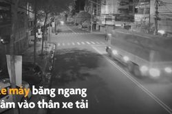 Phóng như 'tên lửa' qua ngã tư, xe máy va thẳng vào xe tải